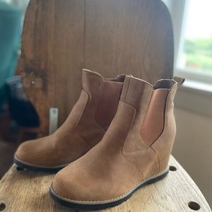 Universal Thread Wedge Boots